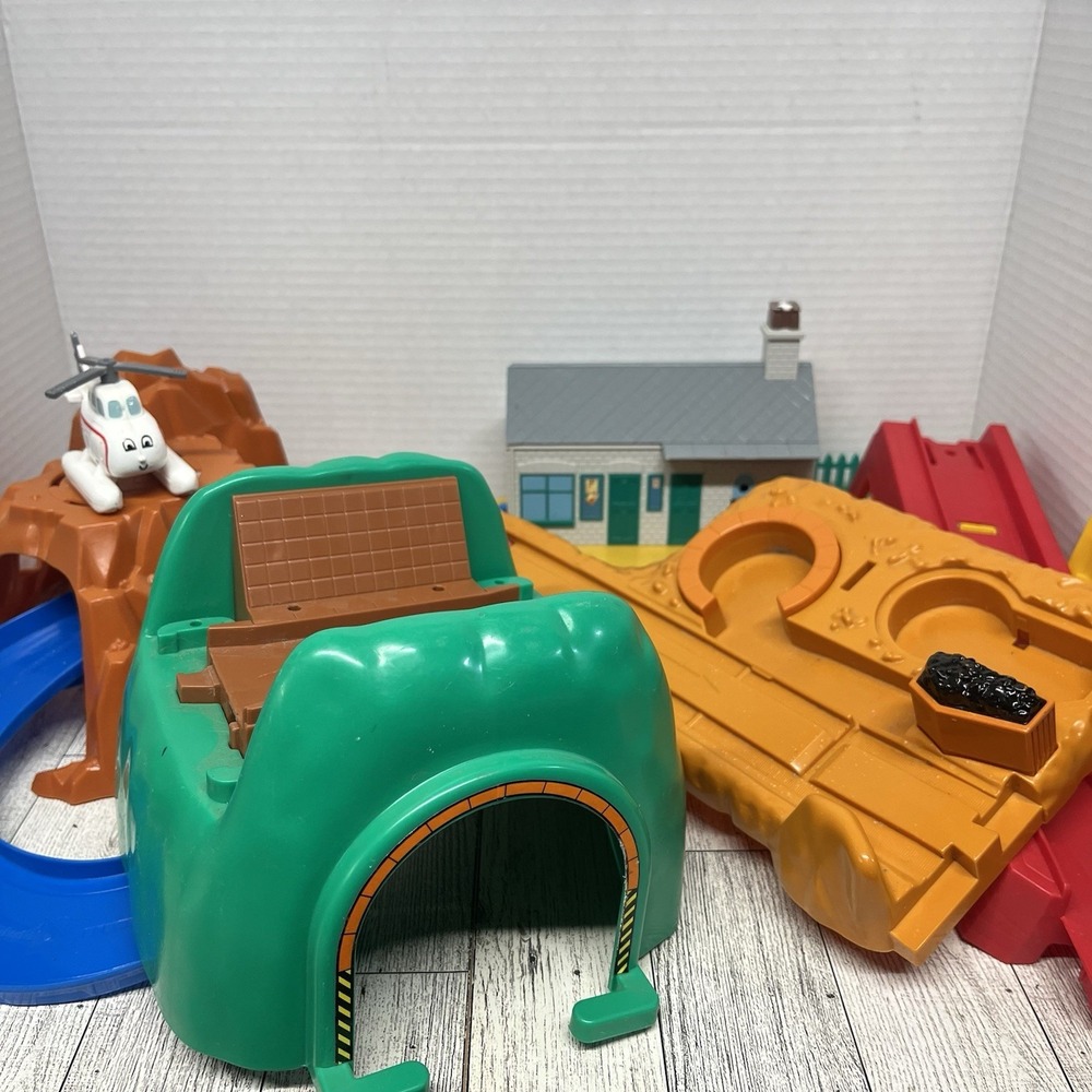 Thomas & Friends TrackMaster Accessory Lot - Maithwaite Station, Harold, Tunnels